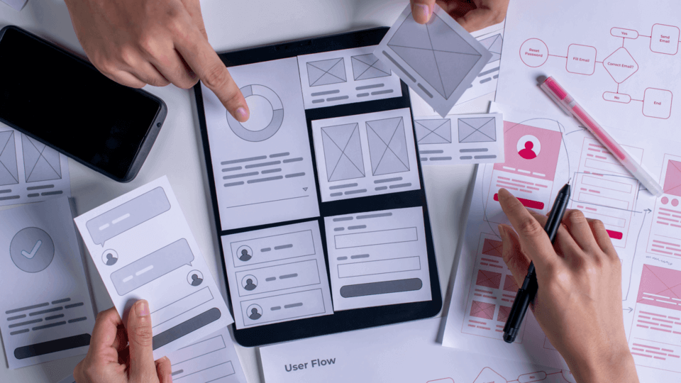 Immagine che rappresenta delle persone che svolgono dei test su mockup per uno studio di UX e UI